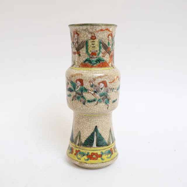 VAS, Kina, 1800-1900-tal, med handmålad dekor av figurer, undertill med sigill.