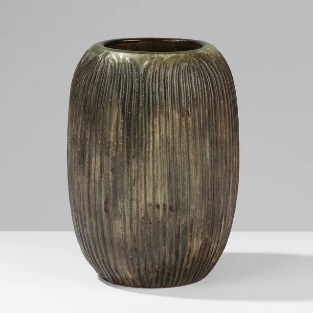 AXEL SALTO. Stentøjsvase med lodret rifling som bøjer mod åbningen og danner organiske vækster, glaseret i primært brune og grågrønne nuancer, modelnr. 20825, Royal Copenhagen, Danmark, formgivet i 1948.