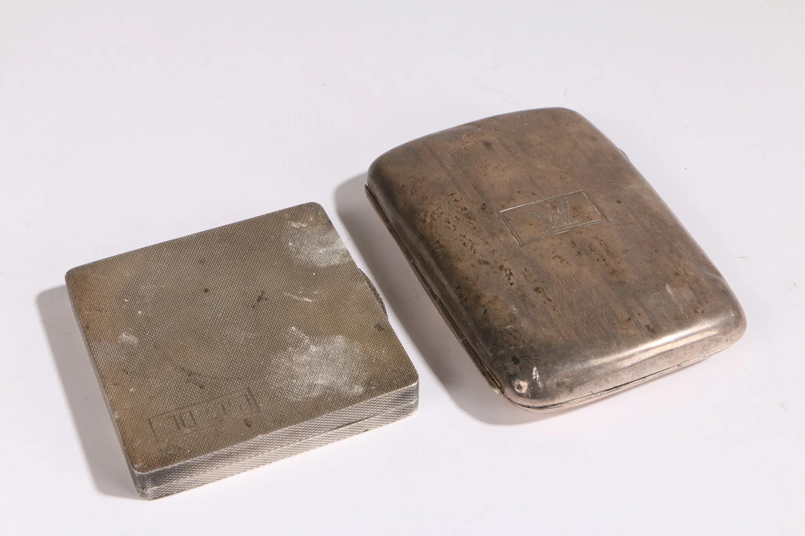 A GEORGE V SILVER CIGARETTE CASE AND AN ART DECO SILVER COMPACT (2). — Silver — Bishop & Miller