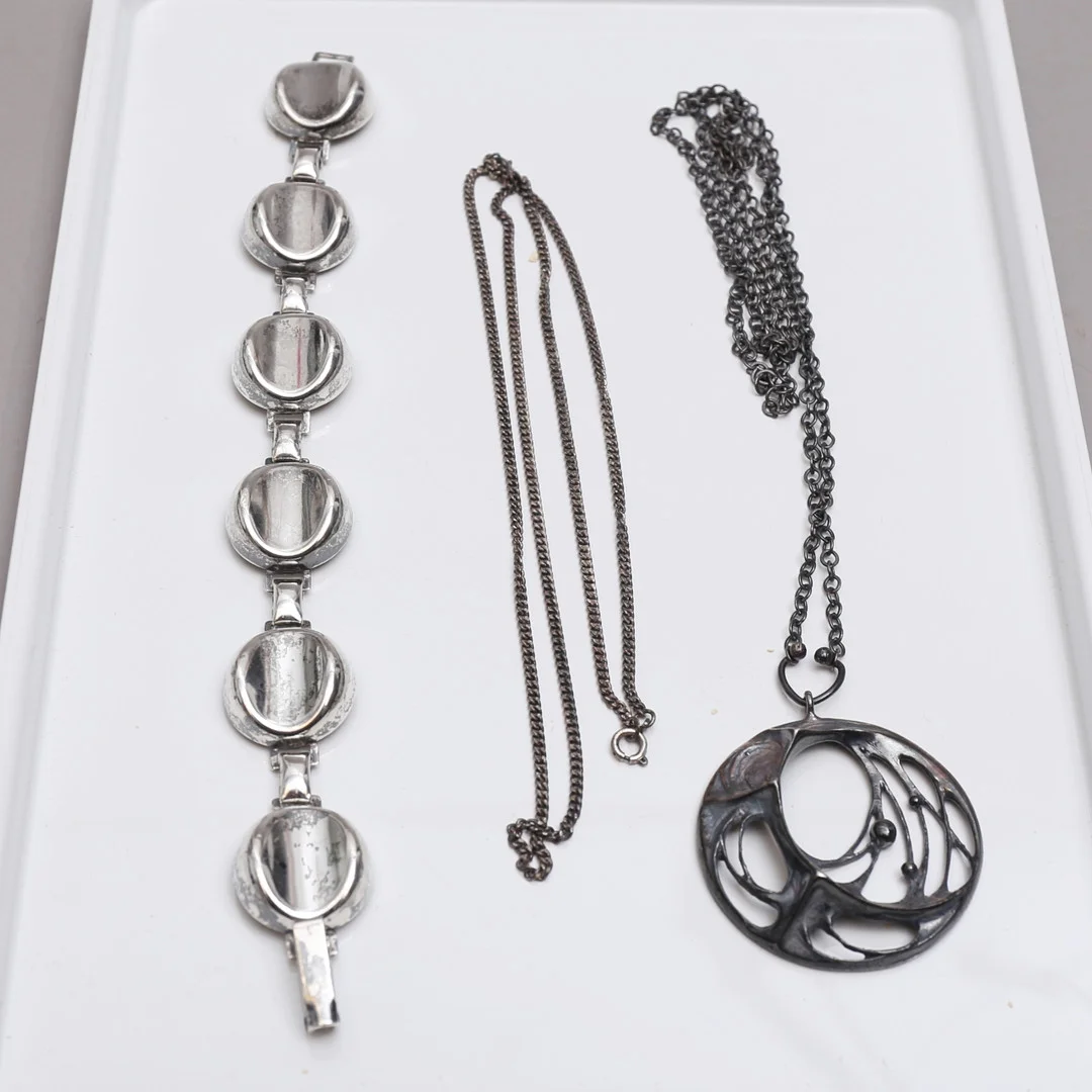 SMYCKEN, 3 delar, silver, bl.a Karl Laine. — Objet de vertu & Miscellaneous — Auktionshuset Thelin & Johansson