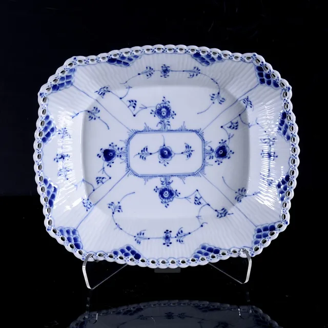 UPPLÄGGNINGSFAT, "Musselmalet", helblond, Royal Copenhagen. Danmark.