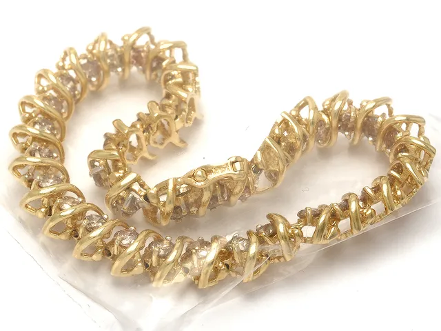 Armband 14K brv 17,5g 18,5cm, med diamanter 36xca0,10ct (inneslutningar och skador på diamanterna, Pique)
