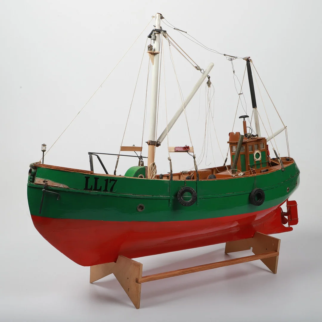 MODELLSKEPP, "Gina", trä/textil, Lysekil, 1900-tal. — Technica & Nautica — Helsingborgs Auktionskammare