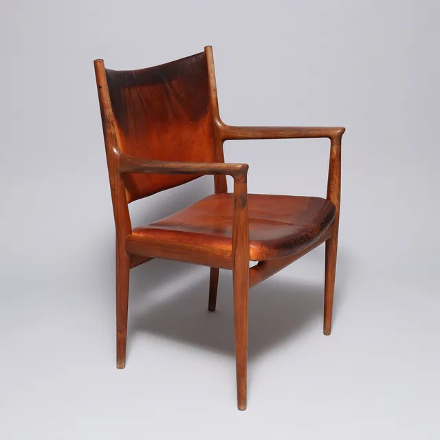 HANS J WEGNER. Armstol med stel af teak, sæde og ryg betrukket med patineret cognacfarvet skind, Johannes Hansen, model JH 513, Danmark, formgivet 1960.