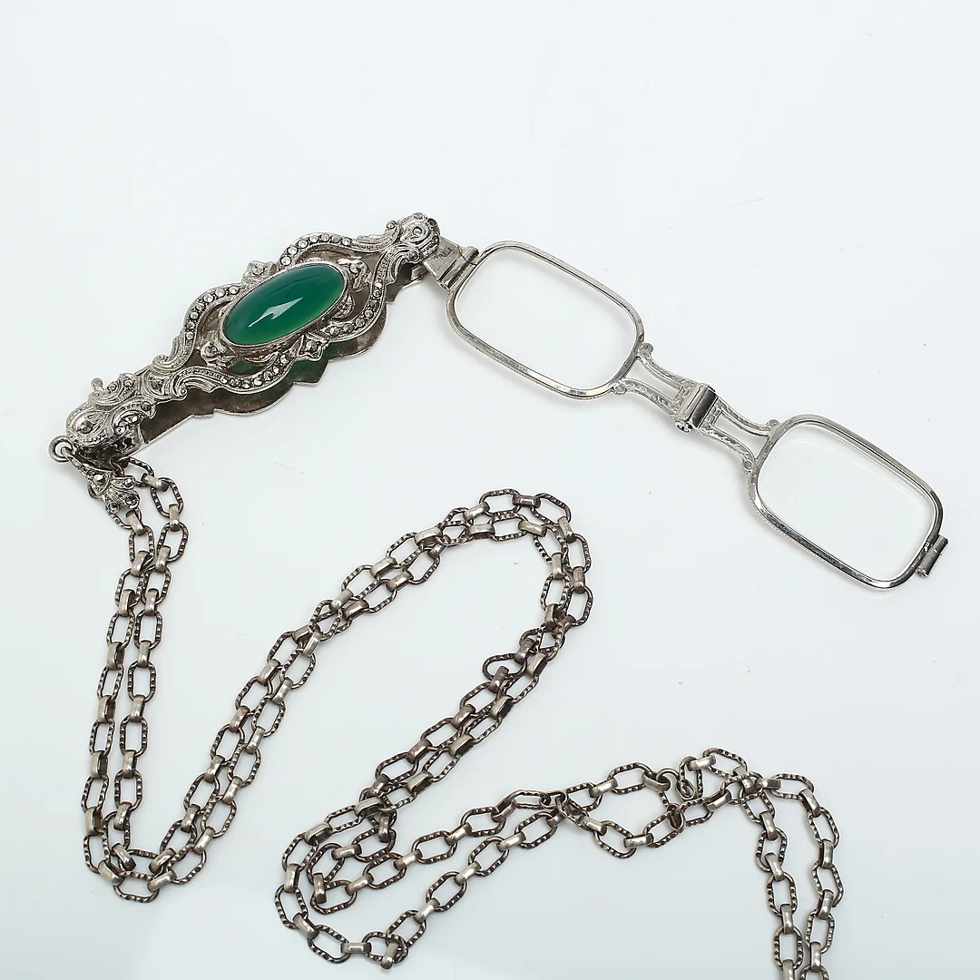 LORJNETT, silver, grön paste, 1900-talets första hälft. — Brooches & Pendants — Auktionshuset Kolonn