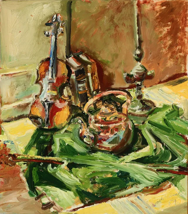 UBEKENDT KUNSTNER. Stilleben med kedel, olielampe og violin, olie på lærred, signeret og dateret 1959.