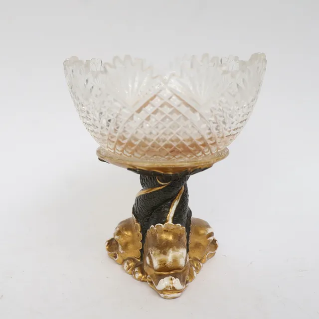 SKÅL PÅ FOT, empirestil, 1800-1900-tal, fot föreställande delfiner i bemålad och förgylld keramik. Upptill med slipad skål i glas.