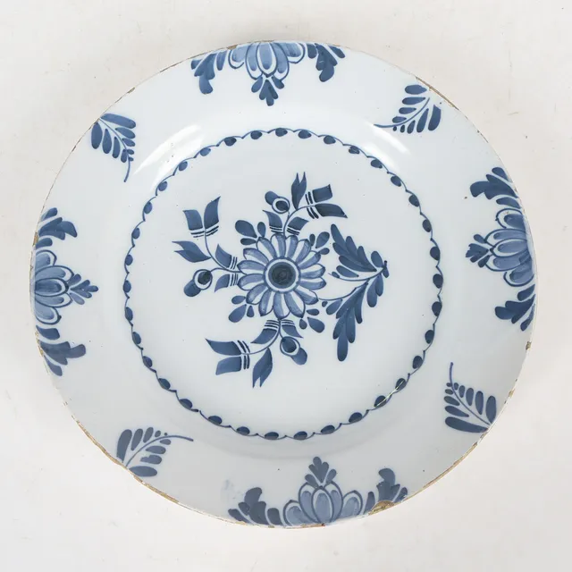 AN 18TH CENTURY DELFT CHARGER.