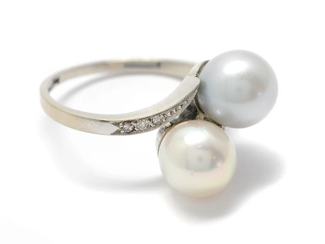 RING, 18K vitguld, 2 odlade pärlor ca 7,5-7,8 mm, 6 åttkantslipade diamanter, en skadad, stl 16,5 mm, vikt 4,1 g. — Smycken/Ring — Kaplans