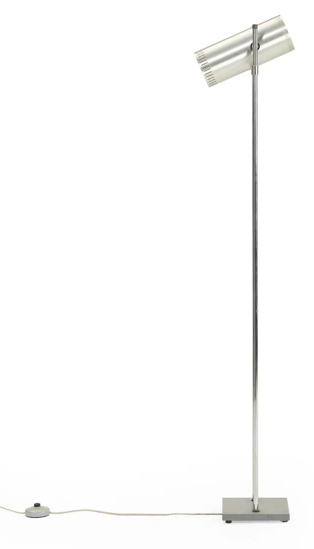 “Trombone”. Brushed aluminium and chromed steel floor lamp on a grey lacquered metal base. Adjustable shade. Manufactured by Fog & Mørup. H. 136 cm.