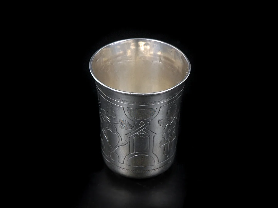 BÄGARE, silver, graverat mönster, höjd 6,5 cm, vikt 35,6 g, Ryssland. — Silver/Bägare — Kaplans