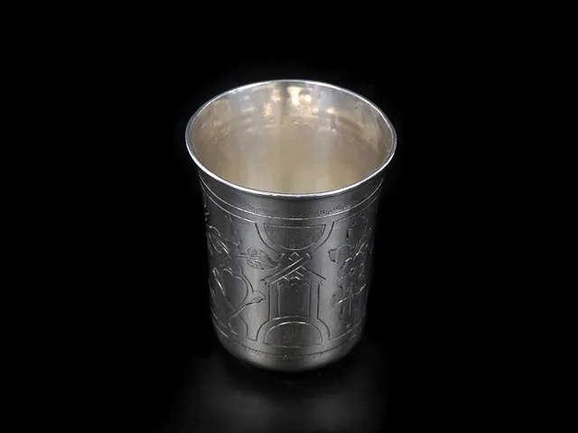 BÄGARE, silver, graverat mönster, höjd 6,5 cm, vikt 35,6 g, Ryssland.