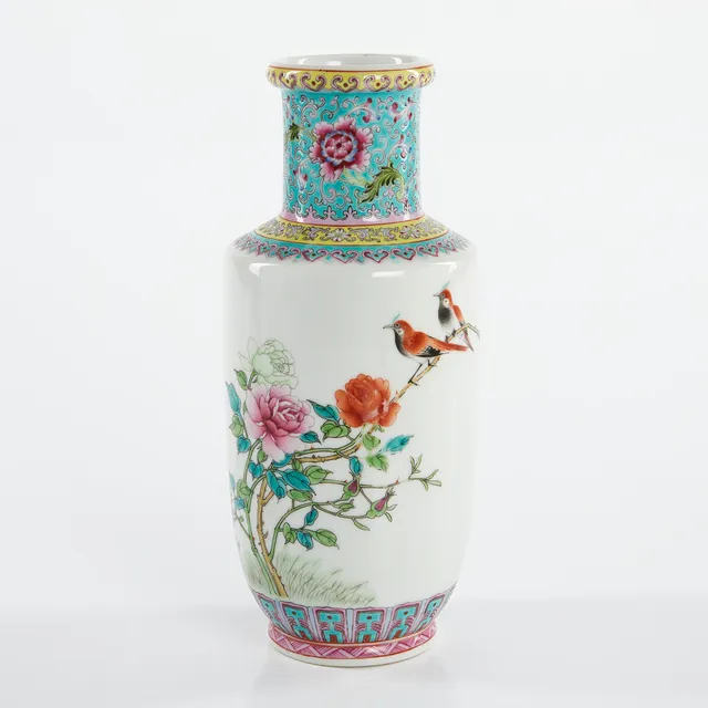 VAS, porslin, Kina, 1900-talets mitt, dekor av fåglar och rosenbuske i famille rose samt kalligrafi, sigillmärke i järnrött undertill.