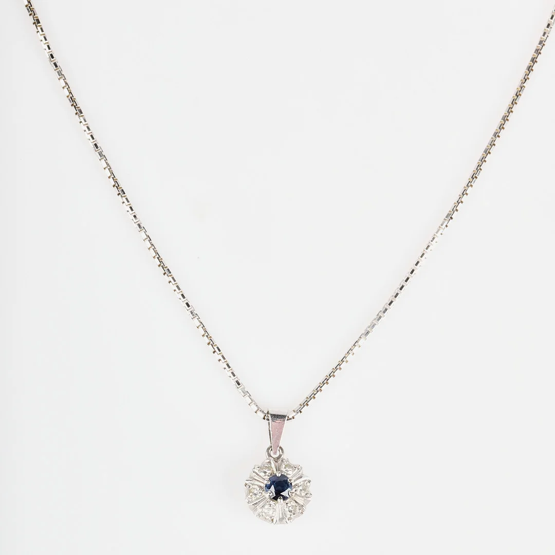 HÄNGE MED KEDJA, 18 K vitguld med briljantslipad diamanter och safir. — Brooches & Pendants — Helsingborgs Auktionskammare