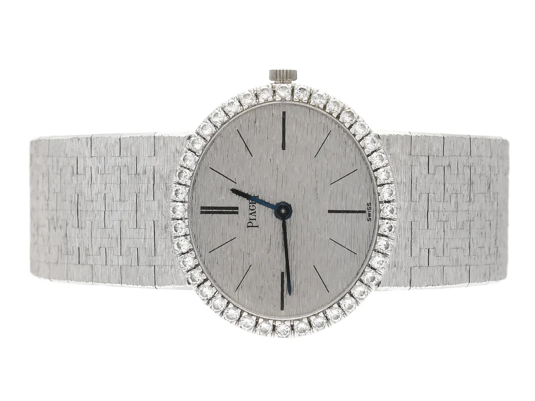 PIAGET, damur, 27 x 24 mm, Cal 9P, Serie nr. 688429, Boett nr. 151918, Ref nr. 9806 A6, 18K vitguld, manuell, safirglas, briljantkrans (40 st. TW/VVS-VS, ca 0,80 ctv), integrerad originallänk, längd 165 mm, totalvikt 59,3 gram, ca 1975. — Klockor/Piaget — Kaplans