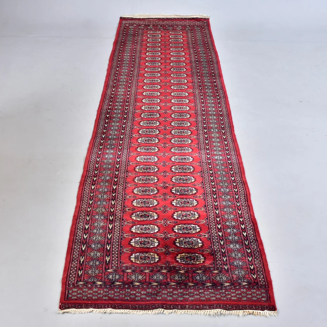 MATTA, old Pakistan galleri. — Oriental Carpets & Textiles — Halmstads Auktionskammare