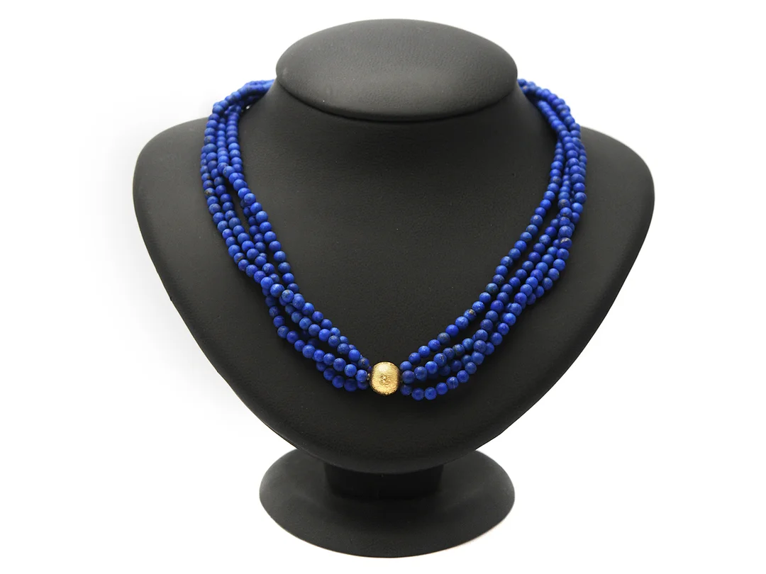 OLE LYNGGAARD, lås, 18K guld, kula 10,5 mm, vikt 3,1 g. 4 rader matterad lapis lazuli, ej original. Längd 46 cm. — Smycken/Lås — Kaplans