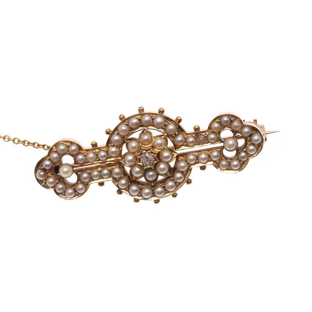 A VICTORIAN PEARL AND DIAMOND BROOCH.