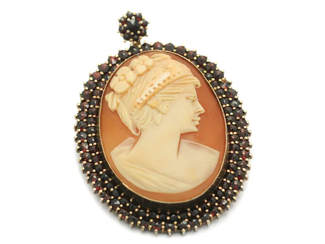HÄNGE/BROSCH, förgyllt silver, granater, snäckskalscamé, höjd 5,5 cm, vikt 17,3 g.