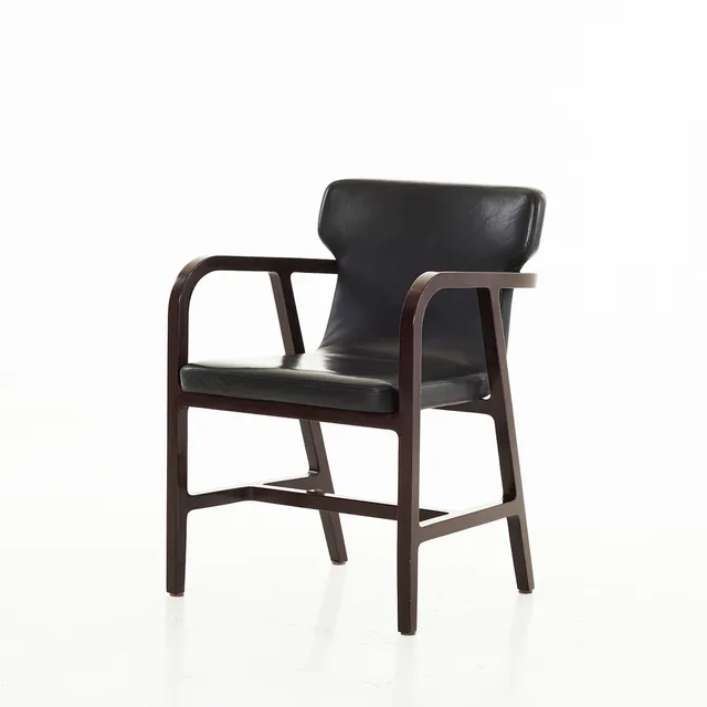 ANTONIO CITTERO. "Fulgens Chair", Maxalto, Italien, formgivningsår 2014, lackerad stomme lackerad i vinrött, stoppad sits, svart läderklädsel, etikettmärkning.