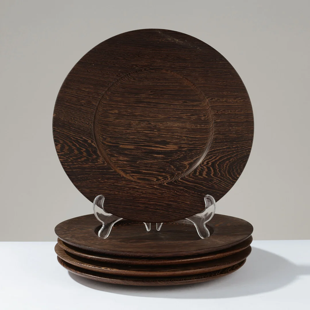 HANS GUSTAV EHRENREICH (1917-1984). Sæt af fem tallerkener i massivt wengétræ, Ehrenreichs Trækunst i Skanderborg, Danmark, 1950/60'erne, (5). — Miscellaneous — Palsgaard Kunstauktioner