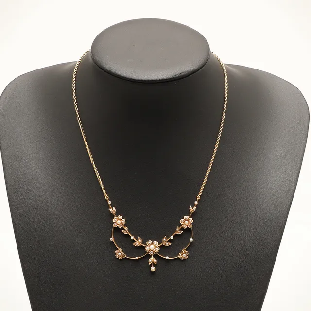 AN EDWARDIAN 15CT GOLD AND PEARL NECKLACE.