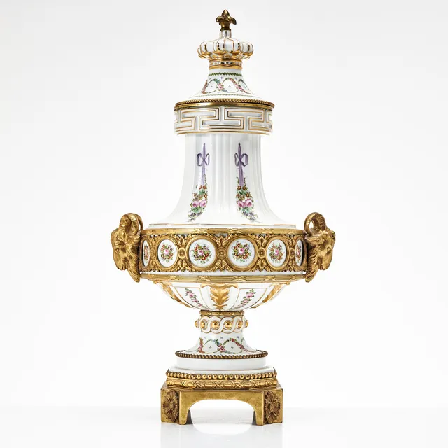 LOCKURNA, porslin, 1900-talets början, Sèvresliknande märke, Louis Seizestil, dekor av festonger och girlander, bronsmontering bland annat i form av bockhuvuden.