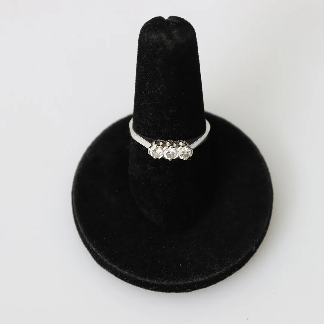 RING MED DIAMANTER, 18K vitguld, 3 st slipade diamanter á 0,09 ct, 1965. — Rings — Auktionsverket Engelholm