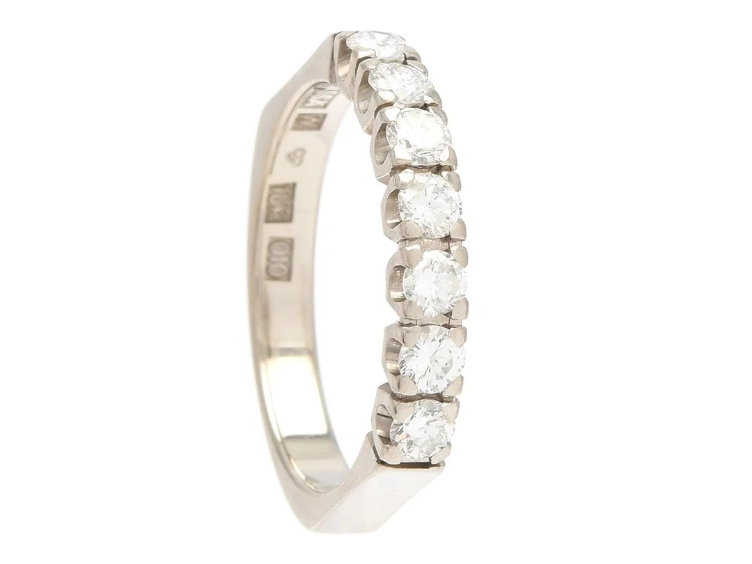 ALLIANSRING, 18K vitguld, 7 briljantslipade diamanter 0,63 ctv enligt gravyr, ca TW/SI-P, stl 17,5+ mm, vikt 3,9 g, en diamant skadad. — Smycken/Alliansring — Kaplans