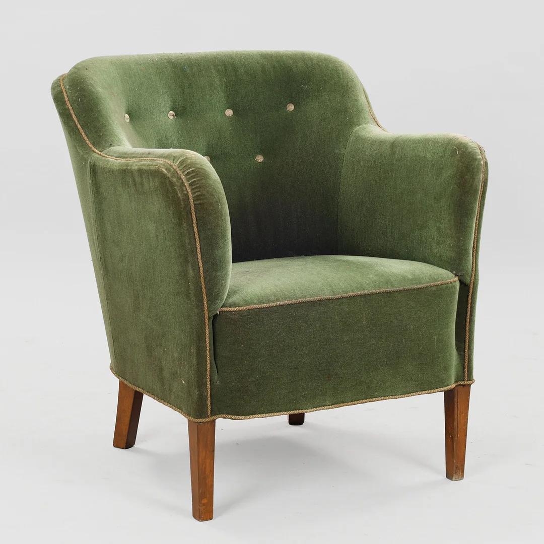 Overpolsteret lænestol betrukket med velour. Dansk møbelsnedker 1930-50. Danmark. — Armchairs & Chairs — Palsgaard Kunstauktioner