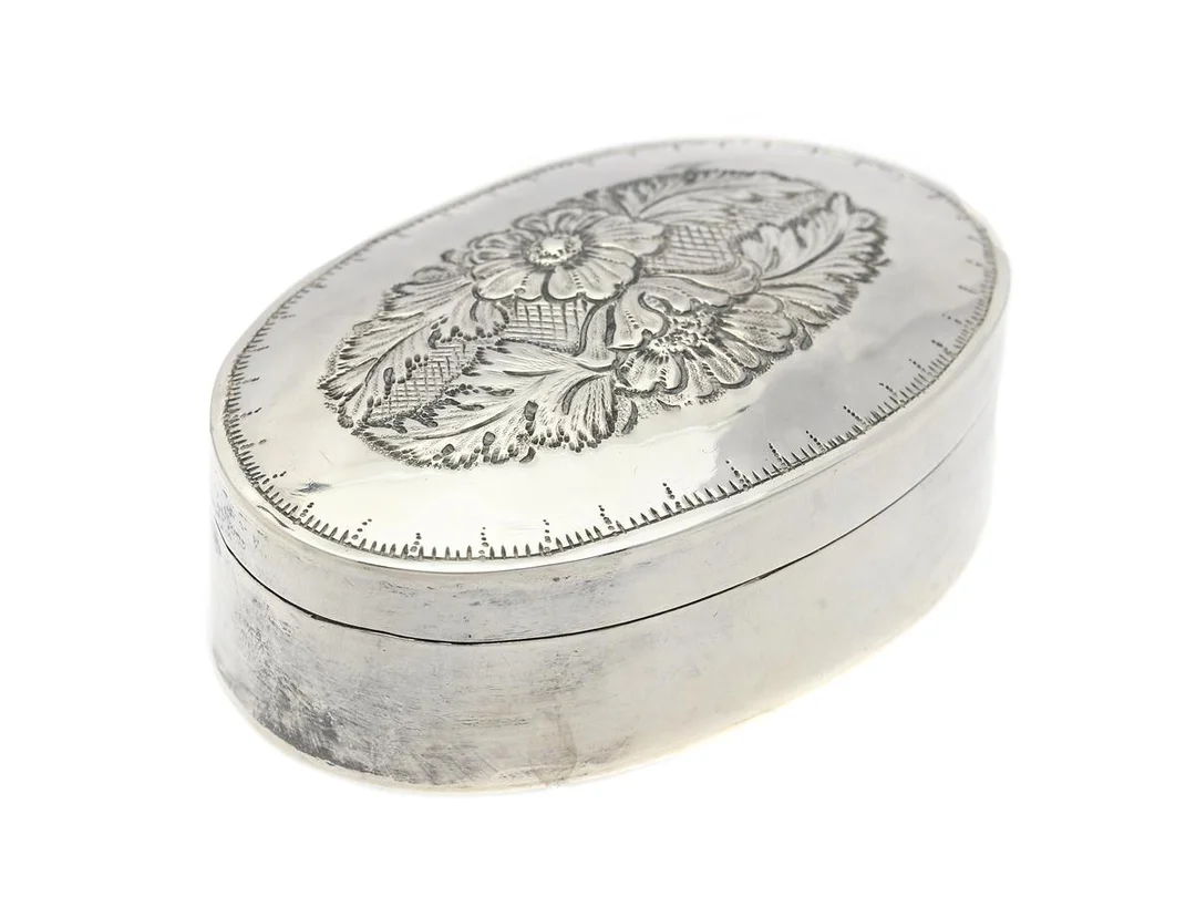 LISA ANDERSSON, dosa, sterlingsilver, blomdekor, Fellingsbro 1983, mått 7 x 4,5 mm, vikt 45,9 g, bucklor. — Silver/Dosa — Kaplans