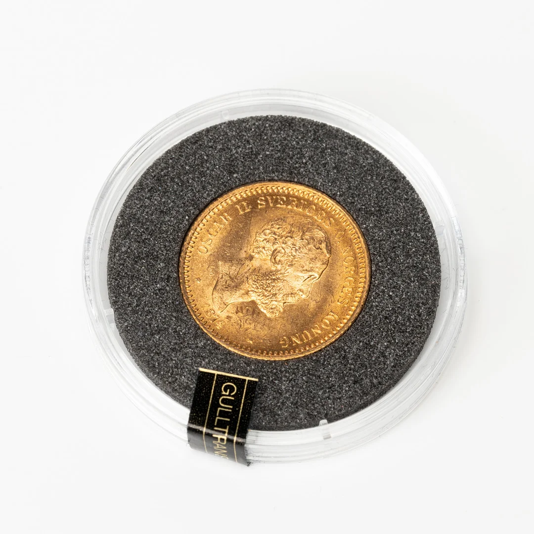 GULDMYNT, 10 kronor, 21,6 K guld. Oscar II av Sverige och Norge 1874. — Coins & Banknotes — Auktionshuset Kolonn