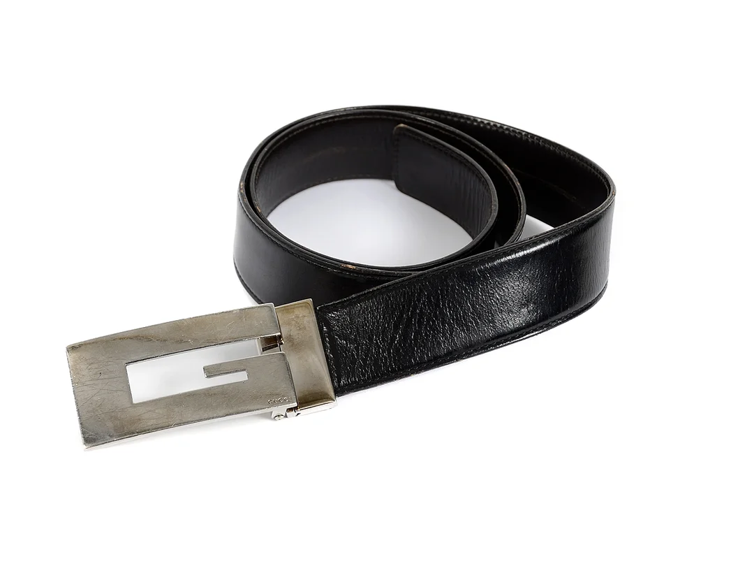 SKÄRP, GUCCI, svart läder, bredd 3,5 cm, längd 80-85 cm, visst slitage. — Accessoarer/Bälten — Kaplans