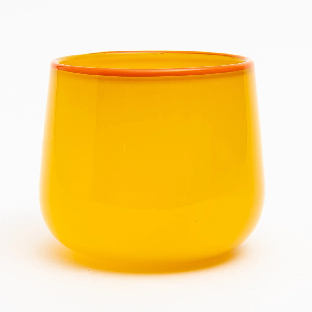 GUNNAR CYRÉN. Skål, Orrefors Expo, gult glas med påklippt orange kant, signerad, 1968. — Art glass — Auktionshuset Kolonn