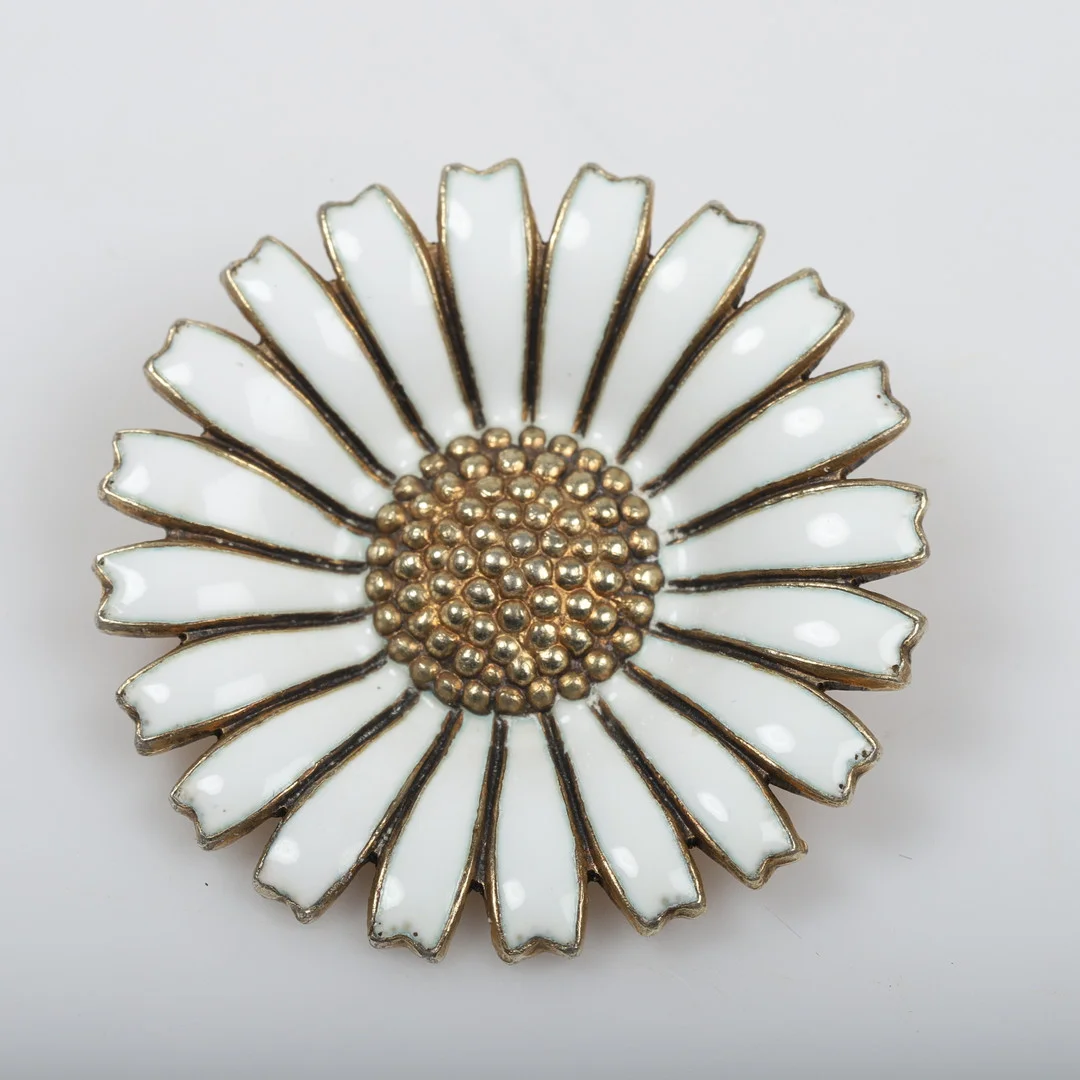 GEORG JENSEN. Brosch, "Daisy", sterlingsilver med emaljerad dekor, Danmark. — Brooches & Pendants — Helsingborgs Auktionskammare