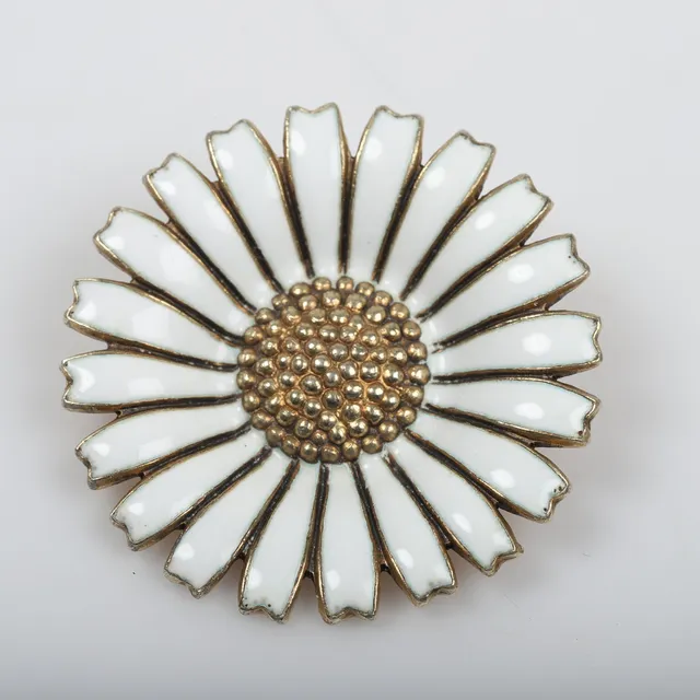 GEORG JENSEN. Brosch, "Daisy", sterlingsilver med emaljerad dekor, Danmark.