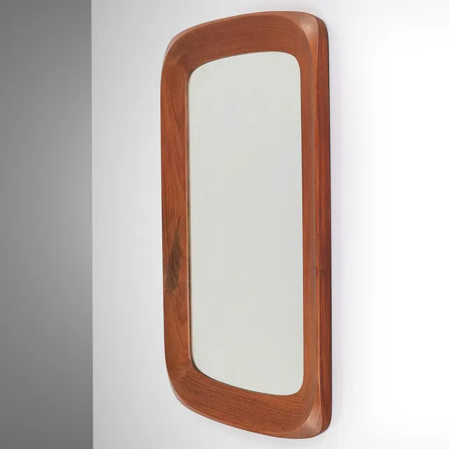 ÅKE FRIBYTER (1922–1998). TILSKREVET. Væghængt spejl med ramme af teak, AB Glas & Trä (G&T), Sverige, 1950/1960'erne.