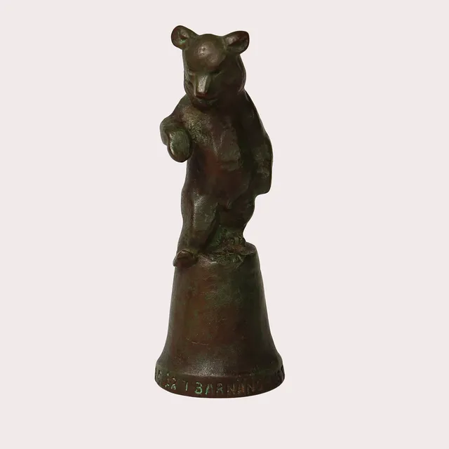 JUSSI MÄNTYNEN (FINLAND 1886-1978). skulptur, stående brunbjörn, signerad och daterad JM 55, sockel med ingjuten text: "25 år i Barnängens Tekniska Fabrikers A.B", patinerad brons.