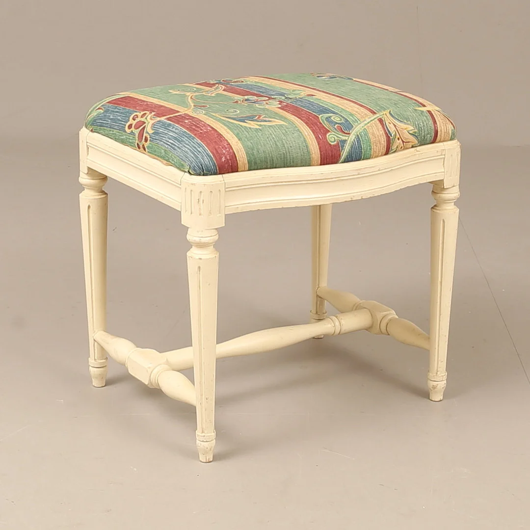 TABURETT, gustaviansk stil, tidigt 1900-tal. — Armchairs & Chairs — RA Auktionsverket Norrköping