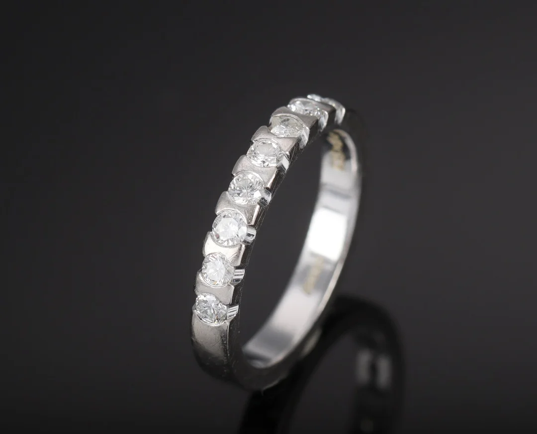 Alliancering af 14 kt. hvidguld med otte brillanter, i alt ca. 0.38 ct — Jewellery/Rings — Lauritz