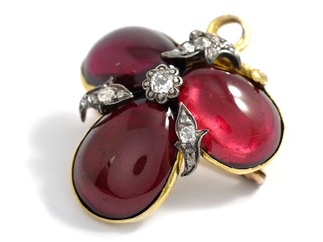 HÄNGE/BROSCH, 18K guld/silver, 3 cabochonslipade rosa turmaliner, gammalslipade diamanter, rosenstenar, vikt 7,5 g. — Smycken/Hänge — Kaplans