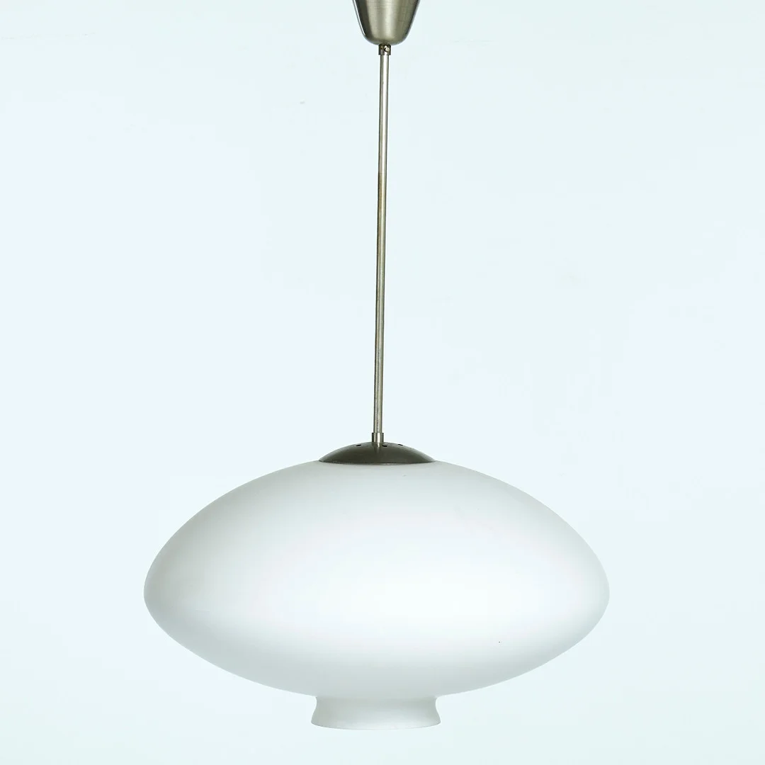 TAKLAMPA, funkis, 1940/1950-tal, kupa i frostat opalglas, stomme i vitmetall. — Ceiling lights — Stockholms Auktionsverk Sickla