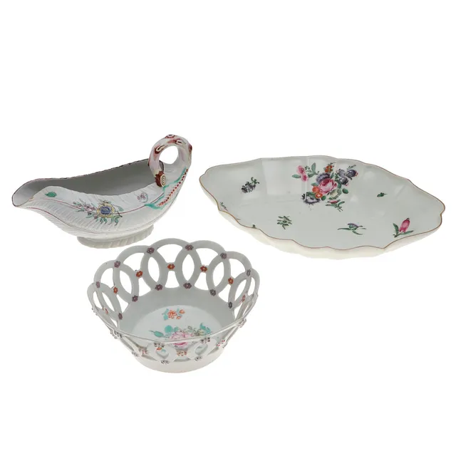 18THC ENGLISH WORCESTER SAUCEBOAT, BASKET & DISH.