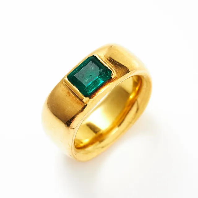 RING, 18 k guld, trappslipad smaragd.