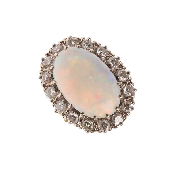 AN OPAL AND DIAMOND CLUSTER RING.