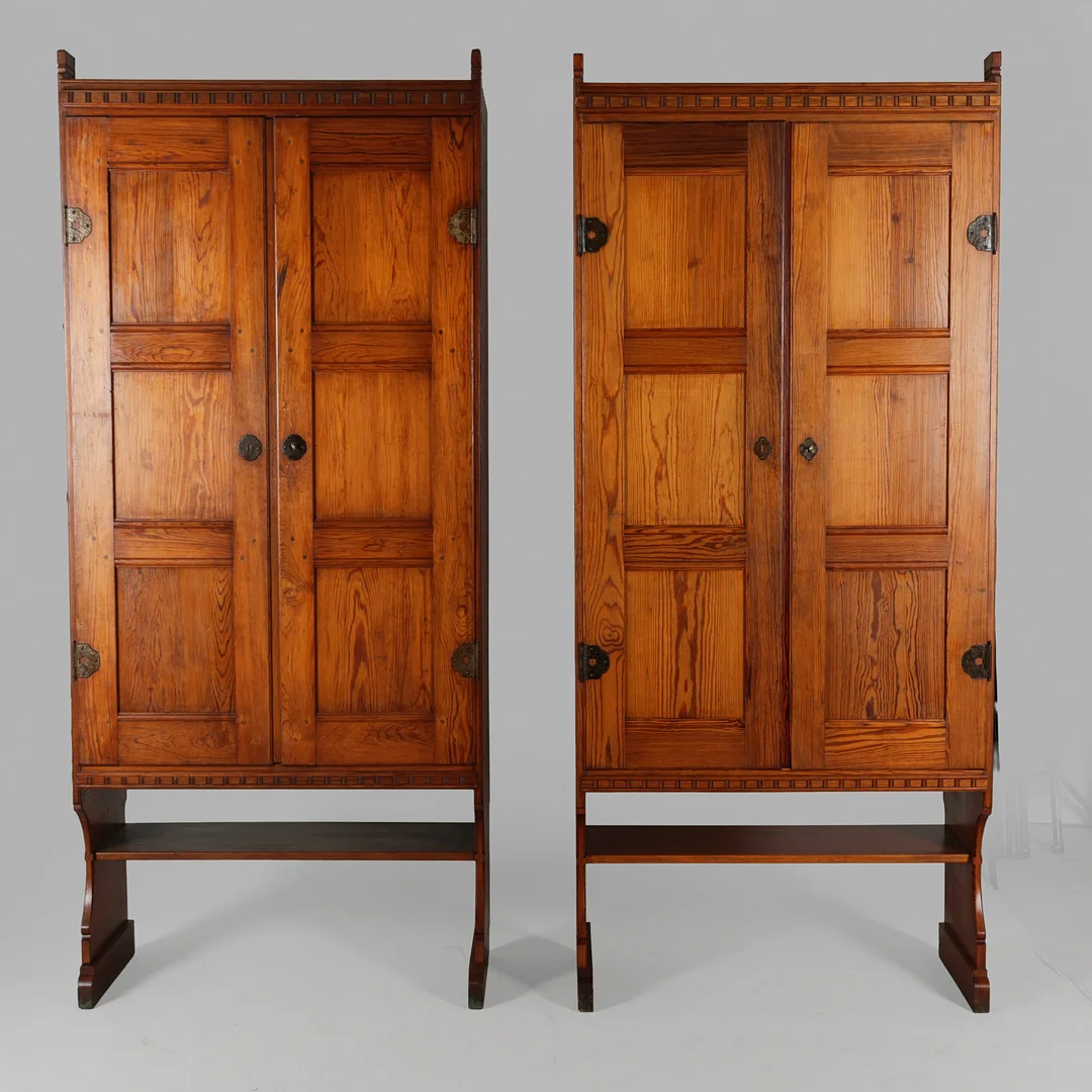MARTIN NYROP (1849-1921. Par skabe af patineret fyrretræ. " Københavns Rådhus" Ca. 1910-15. Danmark (2). — Cupboards, Cabinets & Shelves — Palsgaard Kunstauktioner