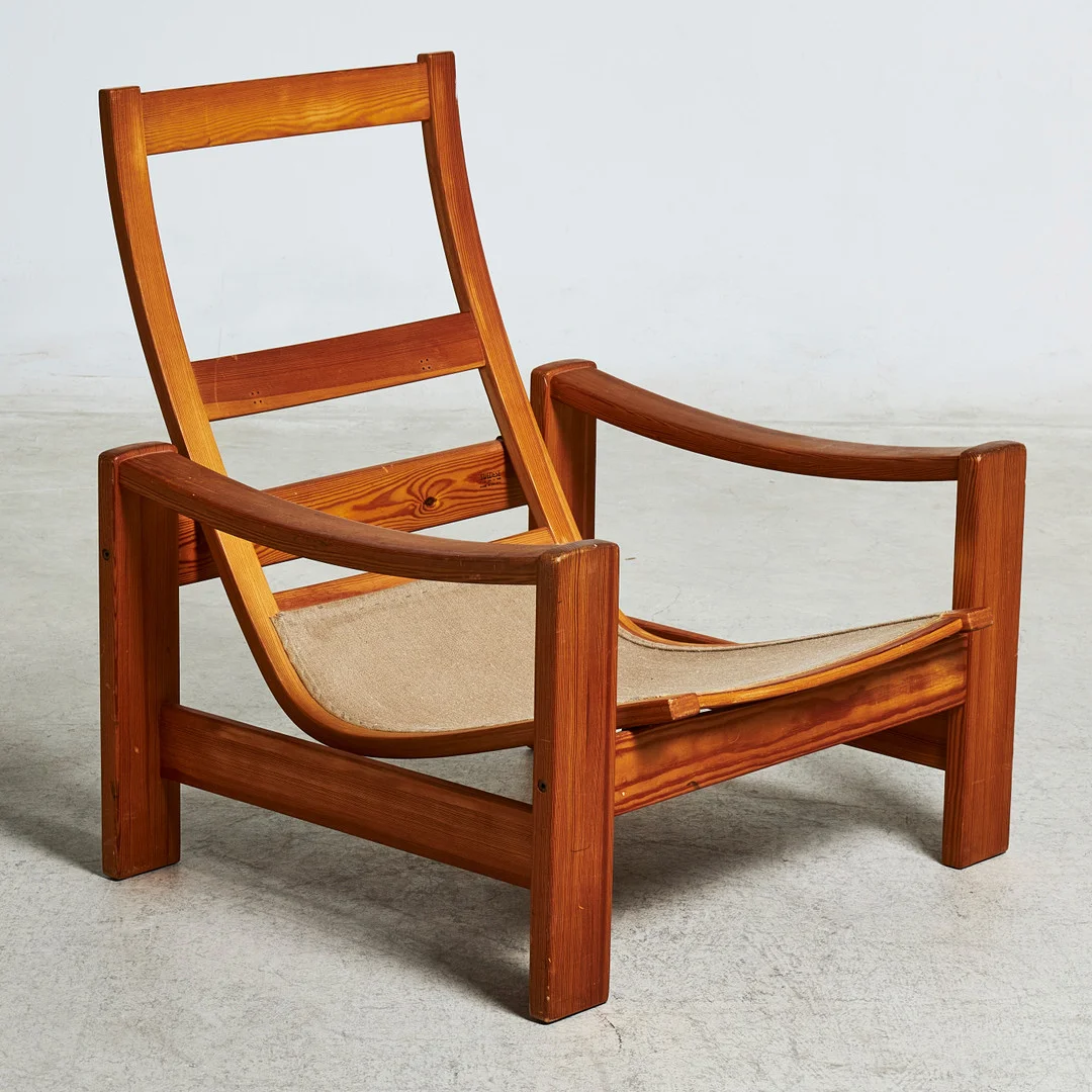YNGVE EKSTRÖM. Fåtölj, Swedese, stomme i massiv furu, 1970-tal. — Armchairs & Chairs — Stockholms Auktionsverk Sickla