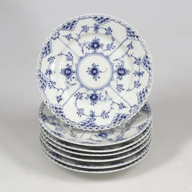 ASSIETTER, 7 st, porslin, "Musselmalet", Royal Copenhagen, Danmark.