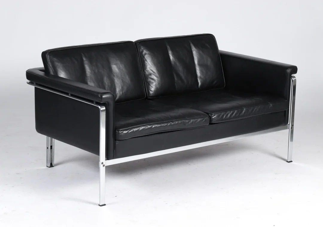 Horst Brüning. Freestanding two-seater vintage sofa, model 6912, black patinated leather — Furniture/Lounge suites, sofas — Lauritz