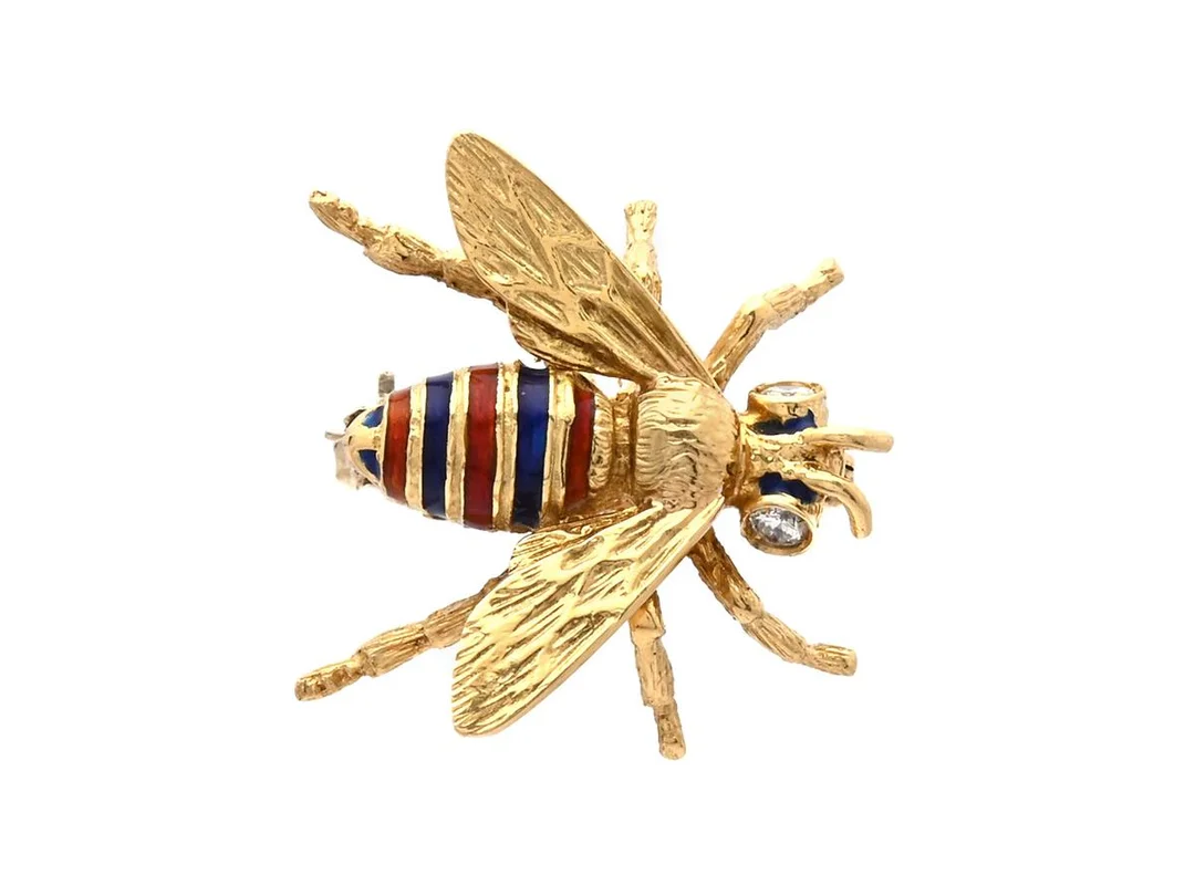 BROSCH, geting/bi, 18K guld, emalj, 2 diamanter ca 0,06 ctv, mått 20 x 18 mm, vikt 5,0 g. — Smycken/Brosch — Kaplans